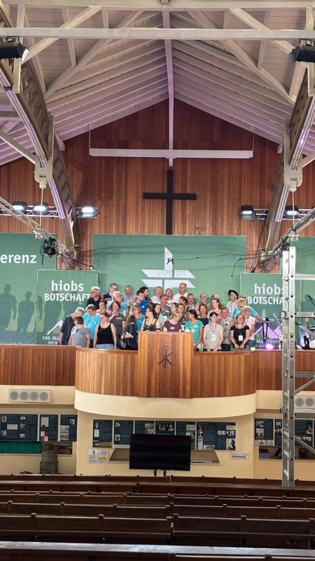 ALLIANZ KONFERENZ 

Gemeinsam beten & gemeinsam singen - das geht auch in einem Flur und mit einem kleinen Klavier. 😉

Hier auf der Allianzkonferenz @evangelisches_allianzhaus ist es aber nicht nur zu heiß für den Proberaum, sondern es ist vor allem richtig schön gemeinsam aus Gottes Wort zu lernen, zu singen und den Sommer in Bad Blankeburg zu genießen. 📖☀️

Wir sind sehr dankbar wieder hier dabei sein zu dürfen und die Gottesdienste mit Chor und Band zu begleiten!🤗

#chor #allianz #proberaum #klavier #begleitung