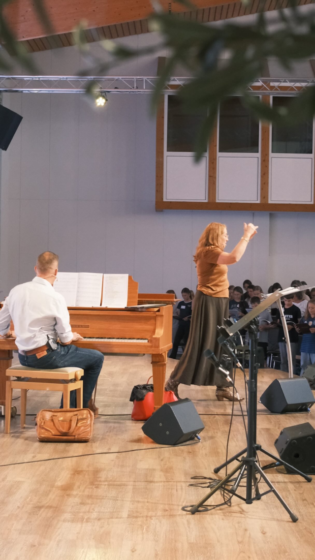 ERSTE CHORPROBE 

Gestern fand unsere erste Chorprobe für das Musical "Das Ende der Nacht" über die Offenbarung statt! 
Die @feggiessen war gefüllt mit begeisterten Sängerinnen und Sängern, die in den nächsten Wochen die Lieder lernen und tolle Gemeinschaft genießen!😌 
Ein Chor mit über 700 Stimmen- was für ein Erlebnis!
Am 14. und 15. November wird das Musical in Wetzlar uraufgeführt! 
Bist du dabei?
Wir freuen uns drauf!🤗🪩

NEW MUSICAL 
OFFENBARUNG 
CHOR 
PROJEKT 
RIESIG
