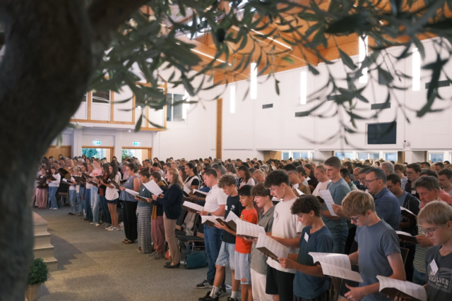 OFFENBARUNG 

Es ist so ein Geschenk, jetzt zu sehen, wie die Geschichte langsam lebendig wird. Nach monatelanger Vorbereitung durften wir am Mittwoch damit starten, den Chor in die Geschichte mit rein zu nehmen und gemeinsam die Lieder zu lernen. 
Hier seht ihr nochmal ein paar Einblicke in die Probe und könnt vielleicht ein bisschen spüren, wie besonders die Atmosphäre ist, wenn man merkt: 
Jetzt geht es richtig los!🤭✨

#anfang #chor #vorfreude #atmosphäre #geschichte